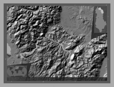 Kukes, Arnavutluk Bölgesi. Göllü ve nehirli çift katlı yükseklik haritası. Bölgenin büyük şehirlerinin yerleri. Köşedeki yedek konum haritaları