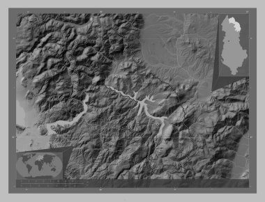 Kukes, Arnavutluk Bölgesi. Gölleri ve nehirleri olan gri tonlama yükseklik haritası. Bölgenin büyük şehirlerinin yerleri. Köşedeki yedek konum haritaları