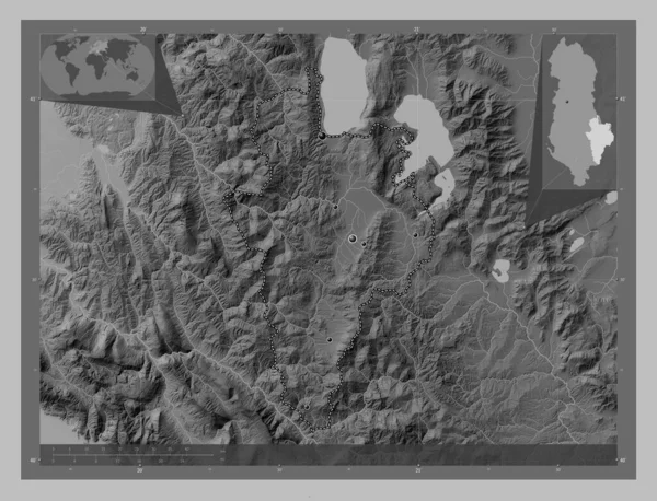 アルバニアの郡コルセ 湖や川とグレースケールの標高マップ 地域の主要都市の場所 コーナー補助位置図 — ストック写真