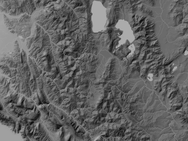 アルバニアの郡コルセ 湖や川とグレースケール標高マップ — ストック写真
