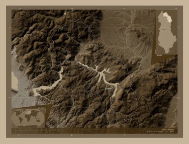 Kukes, Arnavutluk Bölgesi. Yükseklik haritası sepya tonlarında göller ve nehirlerle renklendirilmiş. Bölgenin büyük şehirlerinin yerleri ve isimleri. Köşedeki yedek konum haritaları