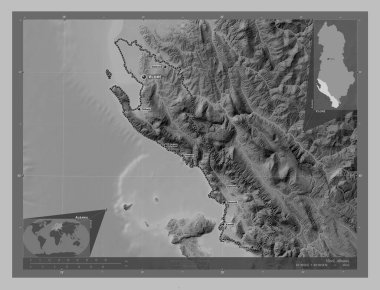 Vlore, Arnavutluk Eyaleti. Gölleri ve nehirleri olan gri tonlama yükseklik haritası. Bölgenin büyük şehirlerinin yerleri ve isimleri. Köşedeki yedek konum haritaları