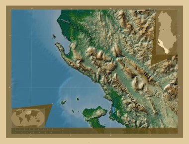 Vlore, Arnavutluk Eyaleti. Gölleri ve nehirleri olan renkli yükseklik haritası. Bölgenin büyük şehirlerinin yerleri. Köşedeki yedek konum haritaları