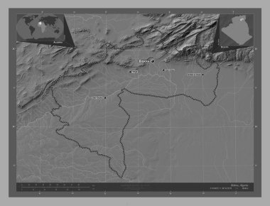Biskra, Cezayir vilayeti. Göllü ve nehirli çift katlı yükseklik haritası. Bölgenin büyük şehirlerinin yerleri ve isimleri. Köşedeki yedek konum haritaları