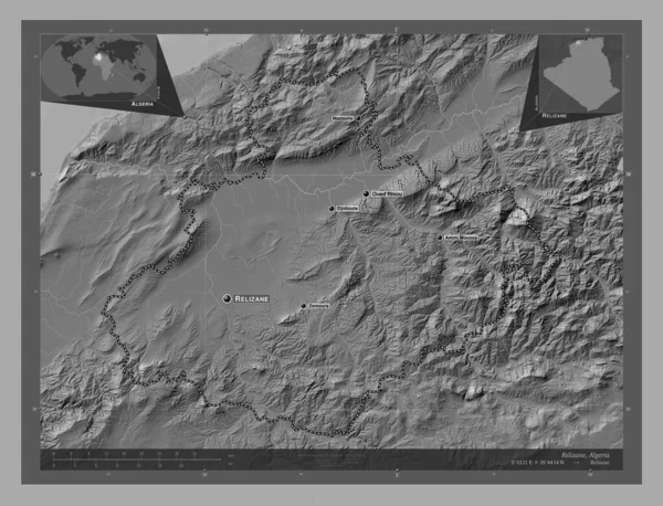 Relizane, Cezayir vilayeti. Göllü ve nehirli çift katlı yükseklik haritası. Bölgenin büyük şehirlerinin yerleri ve isimleri. Köşedeki yedek konum haritaları