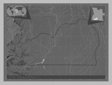 Cunene, Angola vilayeti. Gölleri ve nehirleri olan gri tonlama yükseklik haritası. Bölgenin büyük şehirlerinin yerleri. Köşedeki yedek konum haritaları