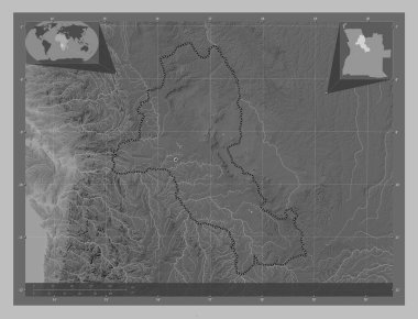 Malanje, Angola vilayeti. Gölleri ve nehirleri olan gri tonlama yükseklik haritası. Bölgenin büyük şehirlerinin yerleri. Köşedeki yedek konum haritaları