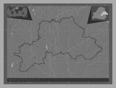 Mahilyow, Belarus bölgesi. Göllü ve nehirli çift katlı yükseklik haritası. Bölgenin büyük şehirlerinin yerleri. Köşedeki yedek konum haritaları