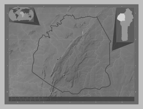 アタコラベニン部長 湖や川とグレースケールの標高マップ 地域の主要都市の場所 コーナー補助位置図 — ストック写真