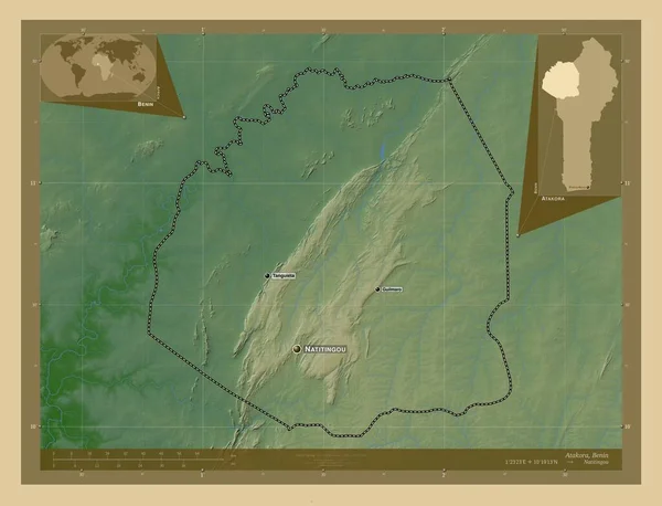 アタコラベニン部長 湖や川と色の標高マップ 地域の主要都市の位置と名前 コーナー補助位置図 — ストック写真