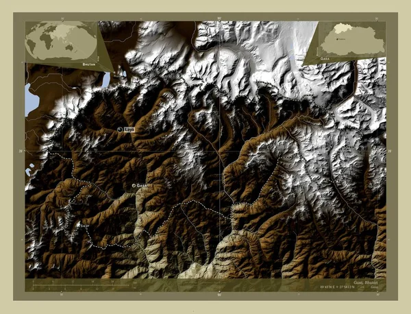 ブータンのガサ県 湖や川とWikiスタイルで着色された標高マップ 地域の主要都市の位置と名前 コーナー補助位置図 — ストック写真