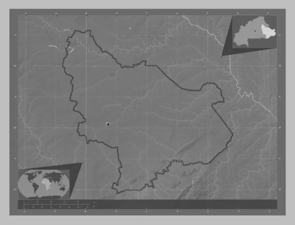 ブルキナファソの地域 湖や川とグレースケールの標高マップ コーナー補助位置図 — ストック写真