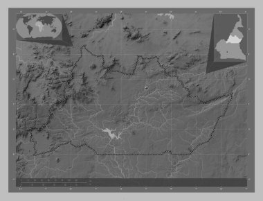 Adamaoua, Kamerun bölgesi. Gölleri ve nehirleri olan gri tonlama yükseklik haritası. Köşedeki yedek konum haritaları