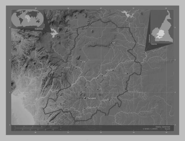 カメルーンの地域の中心部 湖や川とグレースケールの標高マップ 地域の主要都市の位置と名前 コーナー補助位置図 — ストック写真