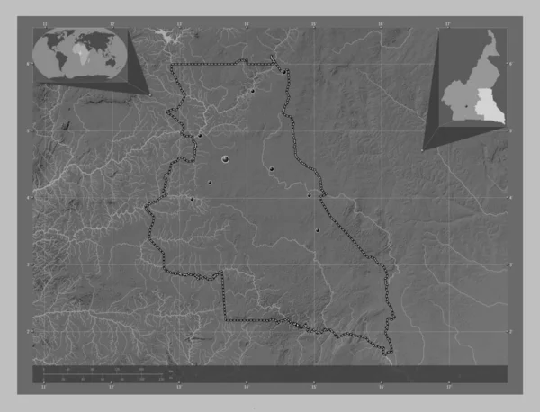 エスト カメルーンの地域 湖や川とグレースケールの標高マップ 地域の主要都市の場所 コーナー補助位置図 — ストック写真