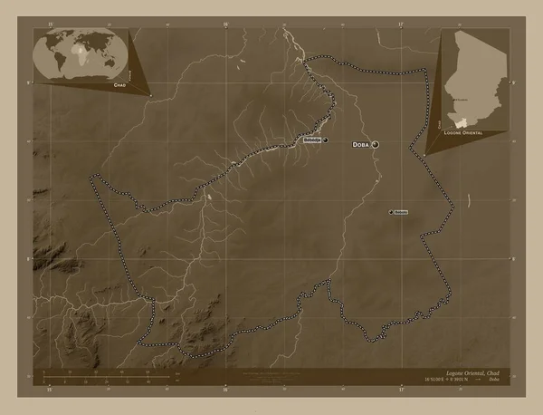 ロゴン オリエンタルチャドの地域 湖や川とセピアトーンで着色された標高マップ 地域の主要都市の位置と名前 コーナー補助位置図 — ストック写真