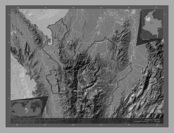 コロンビアのアンティオキア県 湖や川と二階の標高マップ 地域の主要都市の位置と名前 コーナー補助位置図 — ストック写真