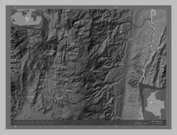 Caldas, Kolombiya Departmanı. Gölleri ve nehirleri olan gri tonlama yükseklik haritası. Bölgenin büyük şehirlerinin yerleri ve isimleri. Köşedeki yedek konum haritaları