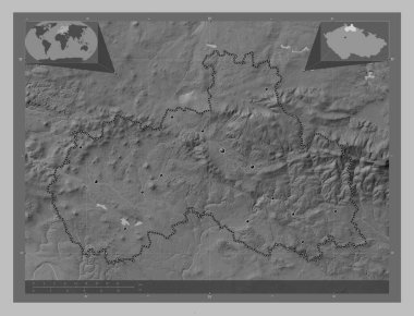 Liberecky, Çek Cumhuriyeti bölgesi. Gölleri ve nehirleri olan gri tonlama yükseklik haritası. Bölgenin büyük şehirlerinin yerleri. Köşedeki yedek konum haritaları