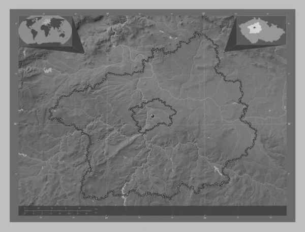 Stredocesky, Çek Cumhuriyeti bölgesi. Gölleri ve nehirleri olan gri tonlama yükseklik haritası. Köşedeki yedek konum haritaları