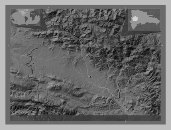 ドミニカ共和国のサンファン州 湖や川とグレースケールの標高マップ 地域の主要都市の場所 コーナー補助位置図 — ストック写真