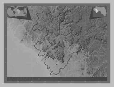 Kindia, Gine bölgesi. Gölleri ve nehirleri olan gri tonlama yükseklik haritası. Bölgenin büyük şehirlerinin yerleri. Köşedeki yedek konum haritaları