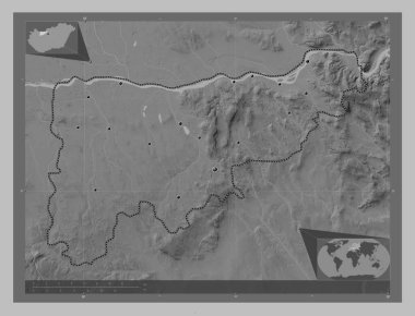 Komarom-Esztergom, Macaristan Bölgesi. Gölleri ve nehirleri olan gri tonlama yükseklik haritası. Bölgenin büyük şehirlerinin yerleri. Köşedeki yedek konum haritaları