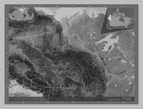 育空地区 加拿大领土 带有湖泊和河流的灰度高程图 该区域主要城市的地点和名称 角辅助位置图 — 图库照片