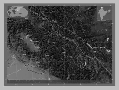 Jammu ve Kashmir, Hindistan Eyaleti. Gölleri ve nehirleri olan gri tonlama yükseklik haritası. Bölgenin büyük şehirlerinin yerleri ve isimleri. Köşedeki yedek konum haritaları
