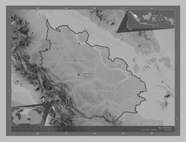 インドネシアの州 リアウ 湖や川とグレースケールの標高マップ 地域の主要都市の位置と名前 コーナー補助位置図 — ストック写真