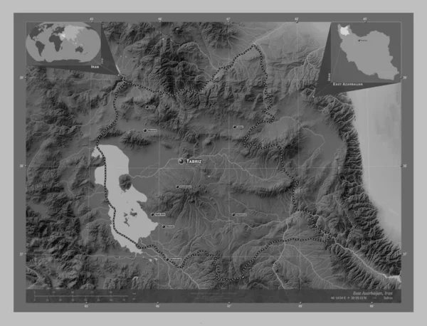 伊朗东阿扎里安省 带有湖泊和河流的灰度高程图 该区域主要城市的地点和名称 角辅助位置图 — 图库照片