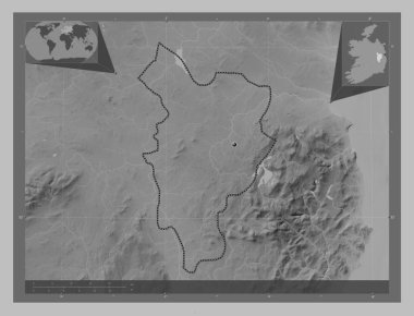 Kildare, İrlanda Bölgesi. Gölleri ve nehirleri olan gri tonlama yükseklik haritası. Köşedeki yedek konum haritaları