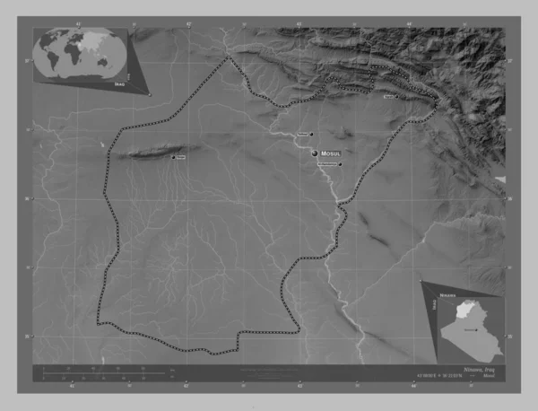 イラクのニナワ州 湖や川とグレースケールの標高マップ 地域の主要都市の位置と名前 コーナー補助位置図 — ストック写真