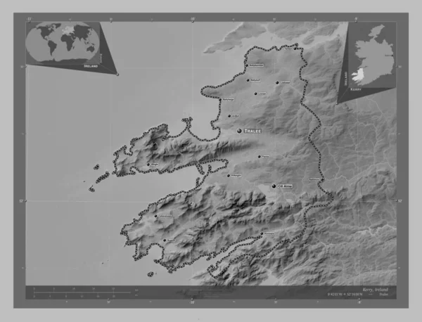 爱尔兰郡 带有湖泊和河流的灰度高程图 该区域主要城市的地点和名称 角辅助位置图 — 图库照片