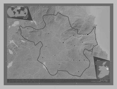 Meath, İrlanda Bölgesi. Gölleri ve nehirleri olan gri tonlama yükseklik haritası. Bölgenin büyük şehirlerinin yerleri ve isimleri. Köşedeki yedek konum haritaları