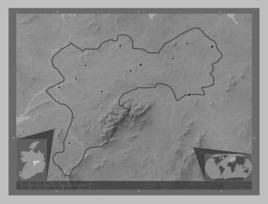 Offaly, İrlanda Bölgesi. Gölleri ve nehirleri olan gri tonlama yükseklik haritası. Bölgenin büyük şehirlerinin yerleri. Köşedeki yedek konum haritaları