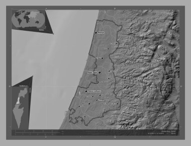 HaMerkaz, İsrail Bölgesi. Göllü ve nehirli çift katlı yükseklik haritası. Bölgenin büyük şehirlerinin yerleri ve isimleri. Köşedeki yedek konum haritaları