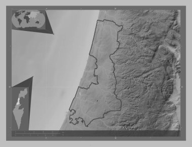 HaMerkaz, İsrail Bölgesi. Gölleri ve nehirleri olan gri tonlama yükseklik haritası. Köşedeki yedek konum haritaları