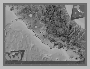 Lazio, İtalya bölgesi. Gölleri ve nehirleri olan gri tonlama yükseklik haritası. Bölgenin büyük şehirlerinin yerleri ve isimleri. Köşedeki yedek konum haritaları