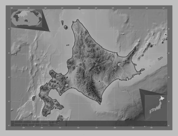 北海道 日本の回路 湖や川とグレースケールの標高マップ 地域の主要都市の場所 コーナー補助位置図 — ストック写真