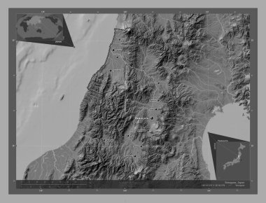 Yamagata, Japonya Eyaleti. Göllü ve nehirli çift katlı yükseklik haritası. Bölgenin büyük şehirlerinin yerleri ve isimleri. Köşedeki yedek konum haritaları