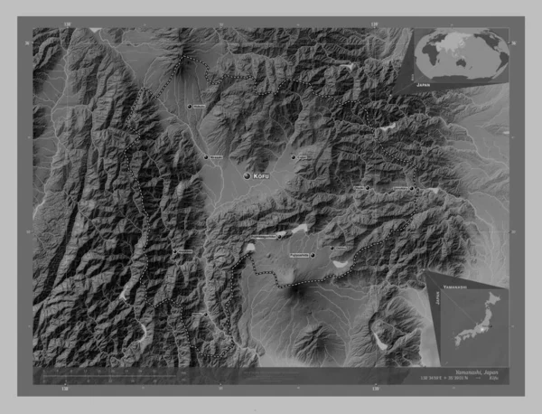 Yamanashi, Japonya ili. Gölleri ve nehirleri olan gri tonlama yükseklik haritası. Bölgenin büyük şehirlerinin yerleri ve isimleri. Köşedeki yedek konum haritaları