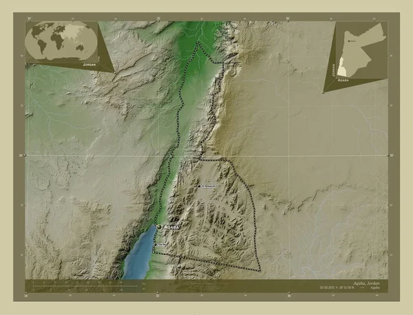 ヨルダンの州アカバ 湖や川とWikiスタイルで着色された標高マップ 地域の主要都市の位置と名前 コーナー補助位置図 — ストック写真