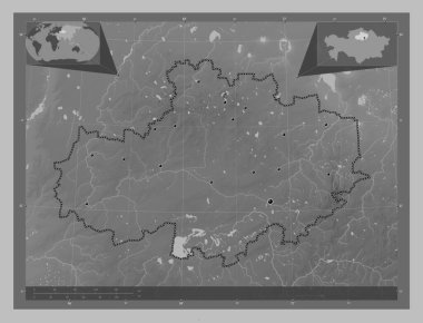 Aqmola, Kazakistan bölgesi. Gölleri ve nehirleri olan gri tonlama yükseklik haritası. Bölgenin büyük şehirlerinin yerleri. Köşedeki yedek konum haritaları