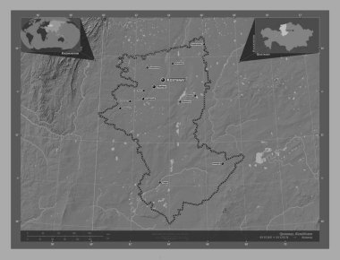 Qostanay, Kazakistan bölgesi. Göllü ve nehirli çift katlı yükseklik haritası. Bölgenin büyük şehirlerinin yerleri ve isimleri. Köşedeki yedek konum haritaları