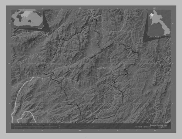 ラオスのルーアン ナムタ州 湖や川とグレースケールの標高マップ 地域の主要都市の位置と名前 コーナー補助位置図 — ストック写真