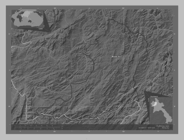 ラオスの州 ウドムサイ 湖や川とグレースケールの標高マップ 地域の主要都市の位置と名前 コーナー補助位置図 — ストック写真