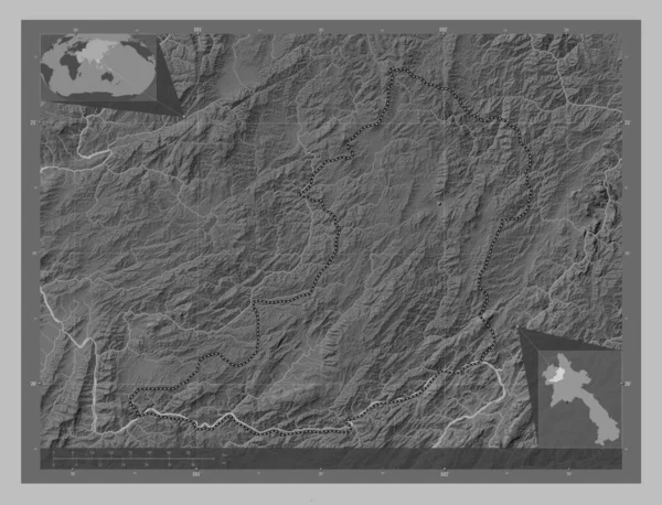 ラオスの州 ウドムサイ 湖や川とグレースケールの標高マップ 地域の主要都市の場所 コーナー補助位置図 — ストック写真