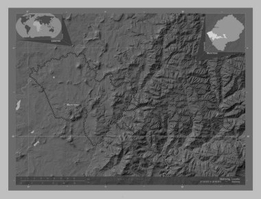 Mafeteng, Lesotho bölgesi. Gölleri ve nehirleri olan gri tonlama yükseklik haritası. Bölgenin büyük şehirlerinin yerleri ve isimleri. Köşedeki yedek konum haritaları