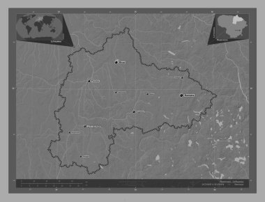 Panevezio, Litvanya Bölgesi. Göllü ve nehirli çift katlı yükseklik haritası. Bölgenin büyük şehirlerinin yerleri ve isimleri. Köşedeki yedek konum haritaları